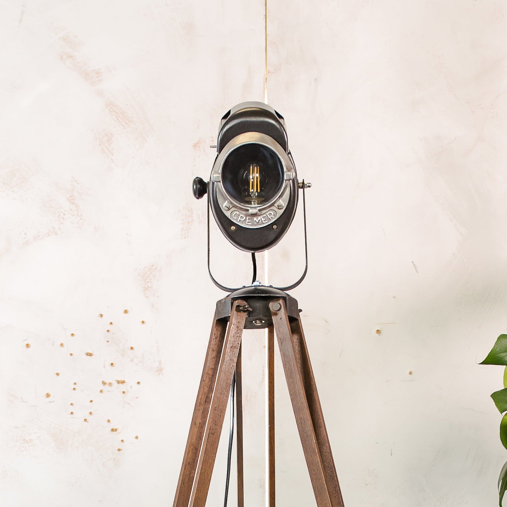 Vintage Franse A.E. Cremer Baby Spot Theaterlamp uit de jaren 50 op antiek houten statief, industriële spotlamp voor loft of woondecoratie