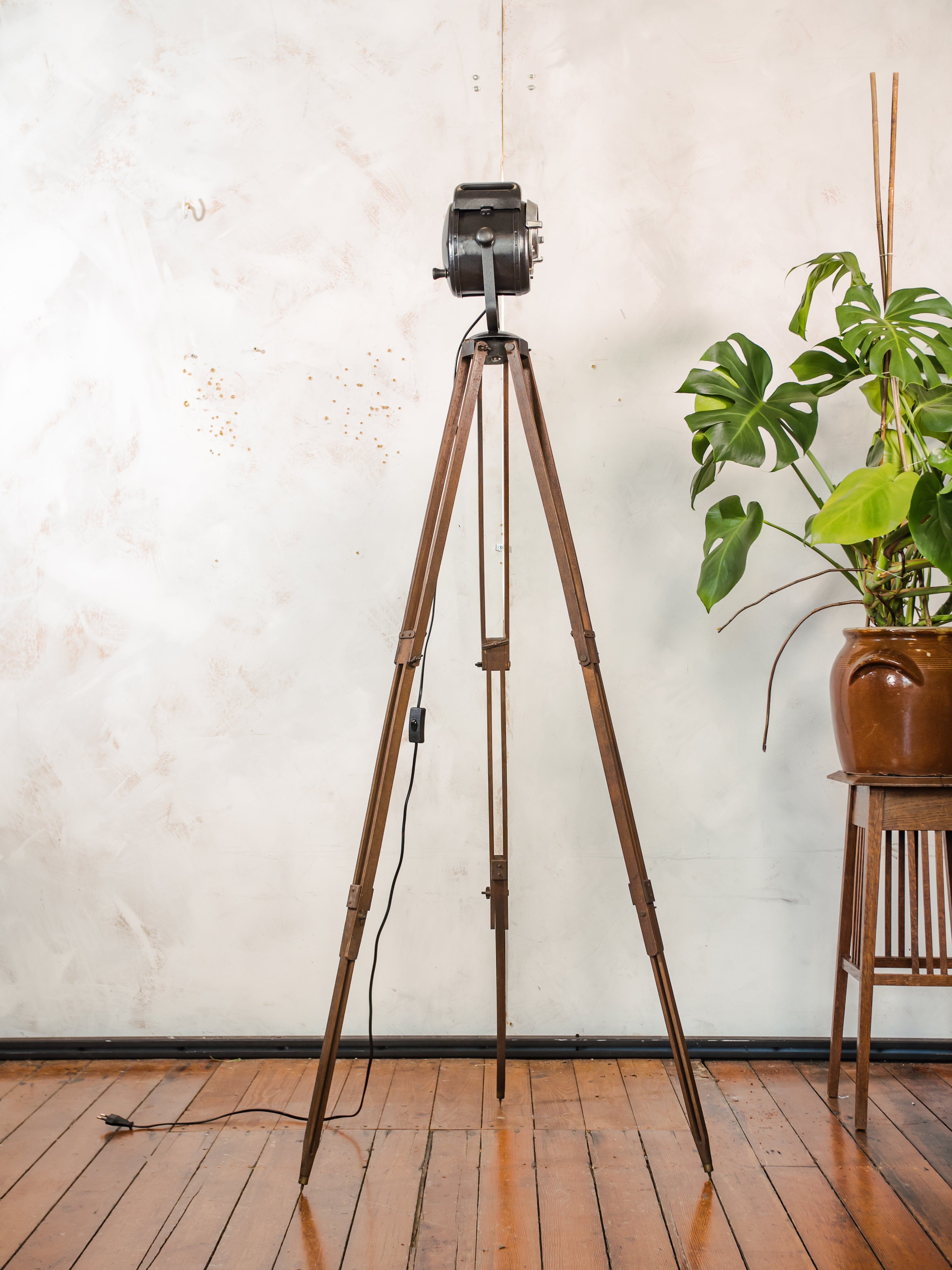 Vintage Franse A.E. Cremer Baby Spot Theaterlamp uit de jaren 50 op antiek houten statief, industriële spotlamp voor loft of woondecoratie