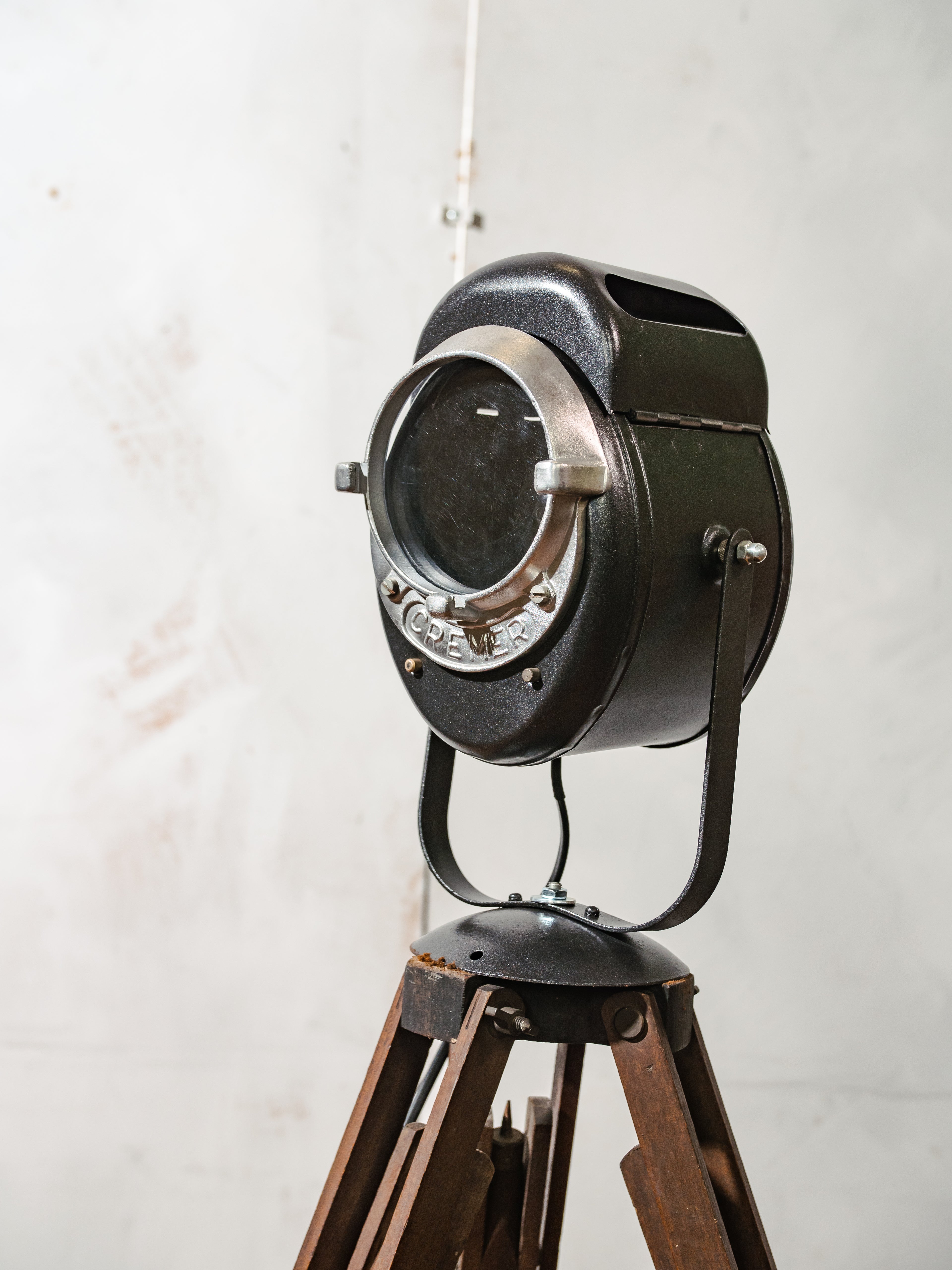 Vintage Franse A.E. Cremer Baby Spot Theaterlamp uit de jaren 50 op antiek houten statief, industriële spotlamp voor loft of woondecoratie
