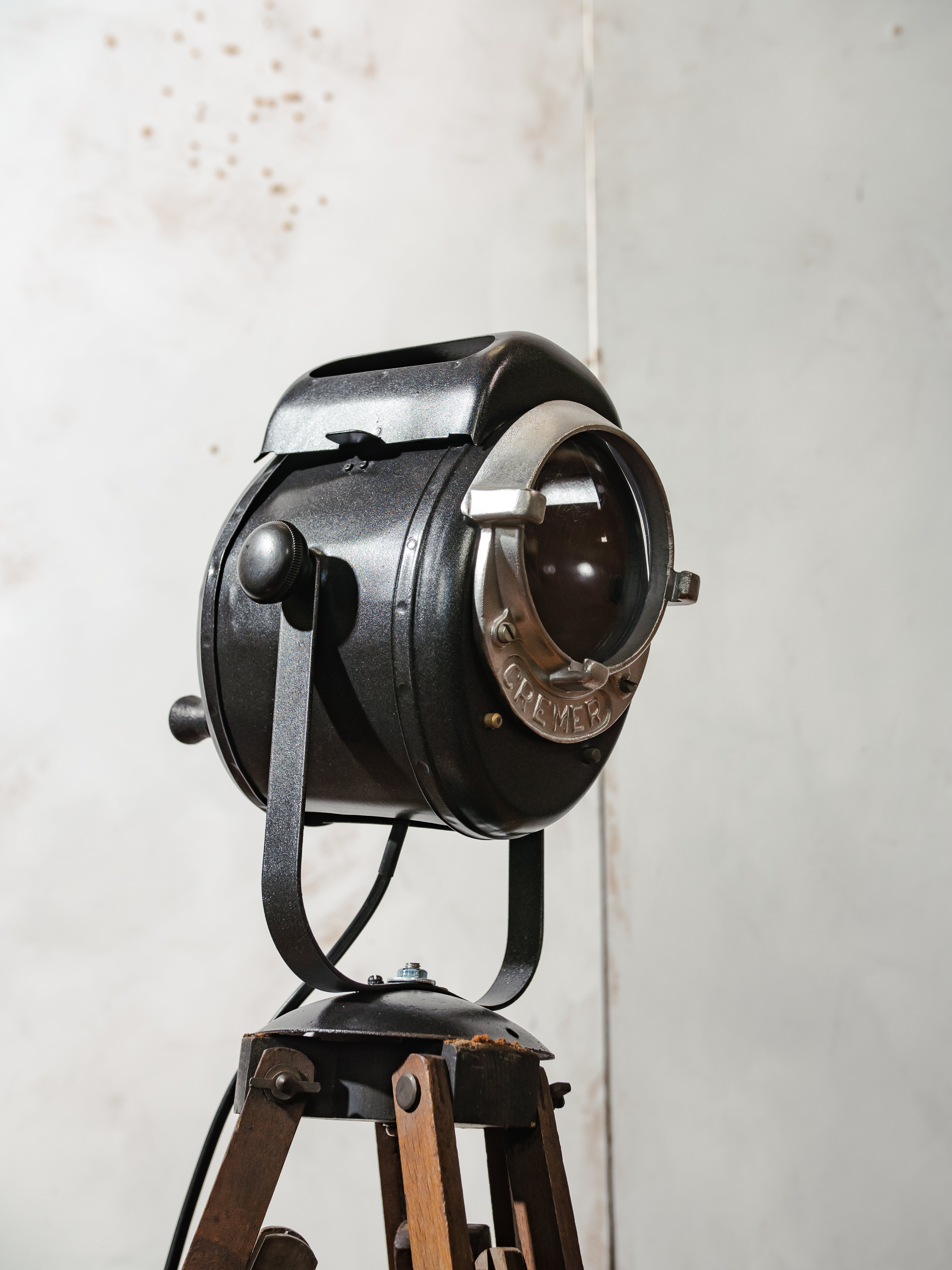 Vintage Franse A.E. Cremer Baby Spot Theaterlamp uit de jaren 50 op antiek houten statief, industriële spotlamp voor loft of woondecoratie