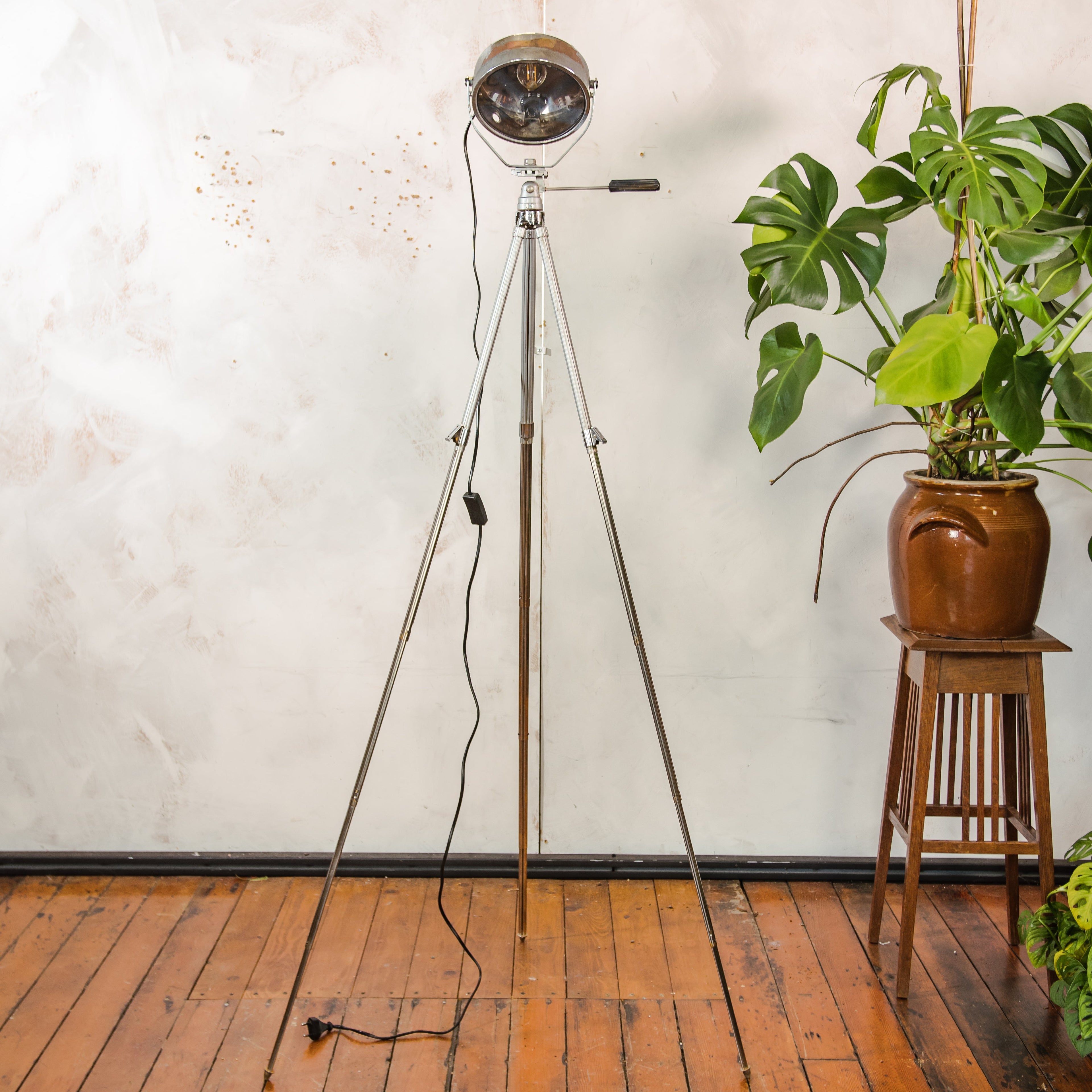 Vintage koplamp op een aluminium Bilora fotografie statief, oude autovloerlamp, kan worden omgebouwd tot bureaulamp