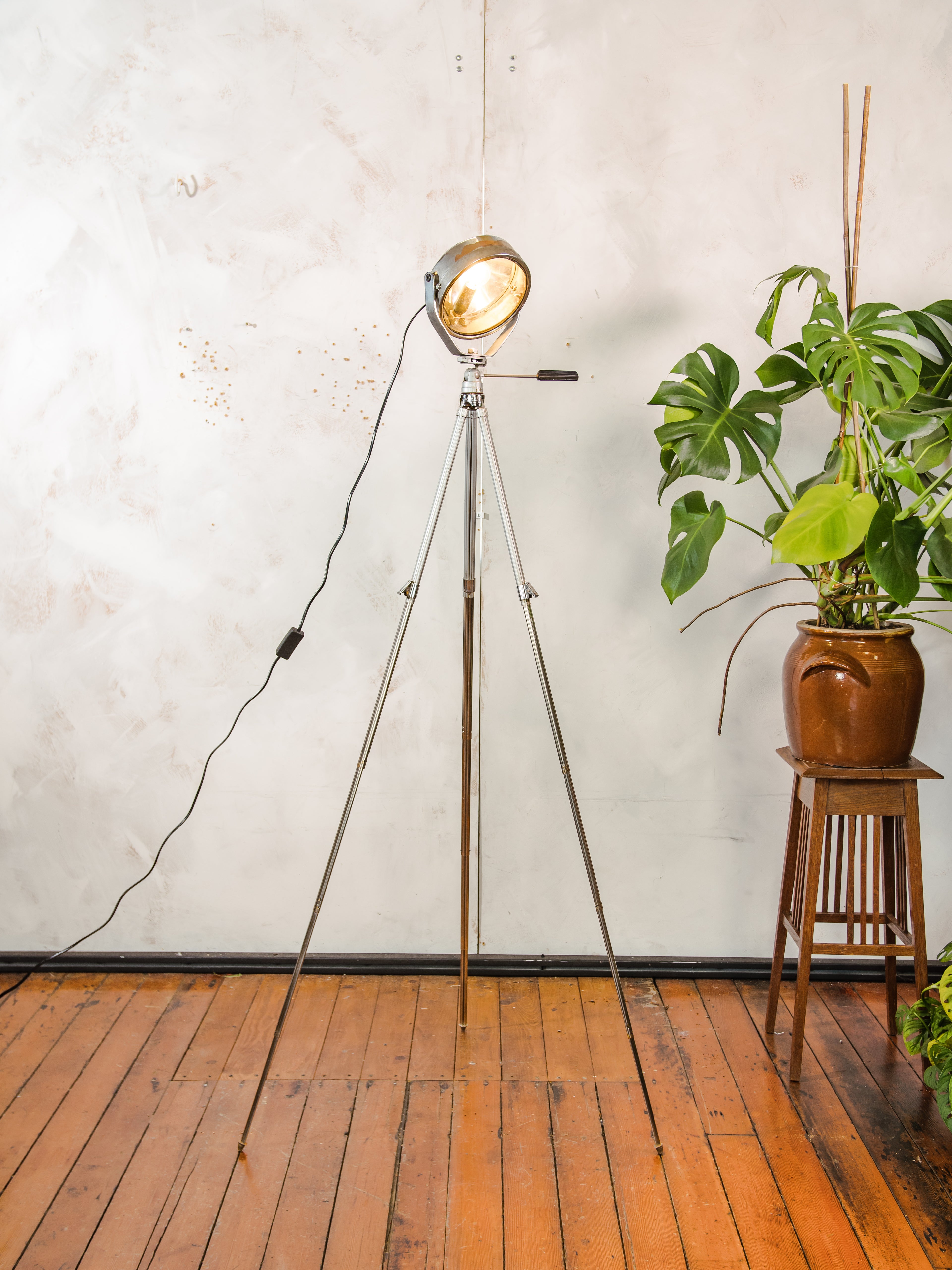 Vintage koplamp op een aluminium Bilora fotografie statief, oude autovloerlamp, kan worden omgebouwd tot bureaulamp