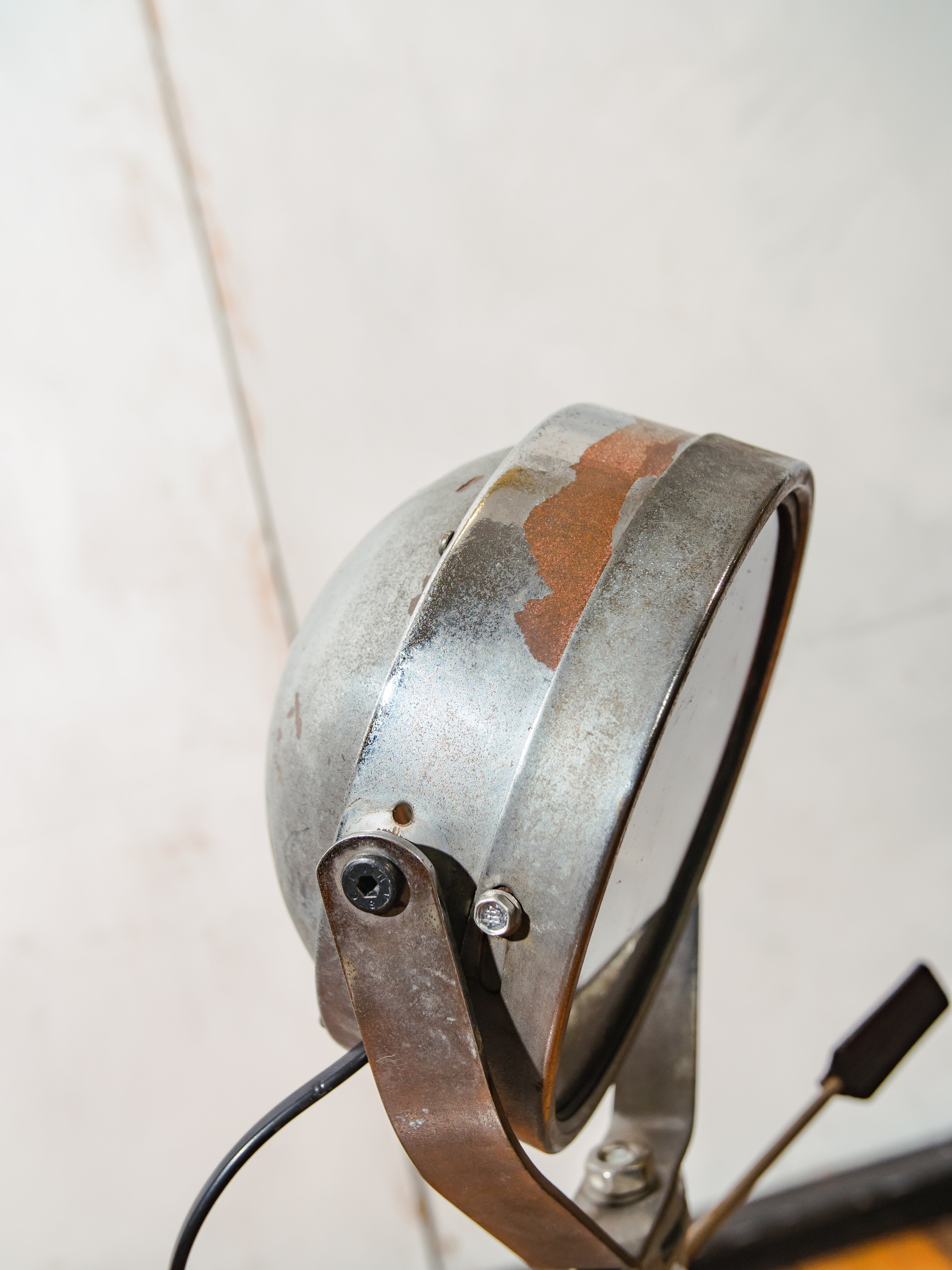 Vintage koplamp op een aluminium Bilora fotografie statief, oude autovloerlamp, kan worden omgebouwd tot bureaulamp