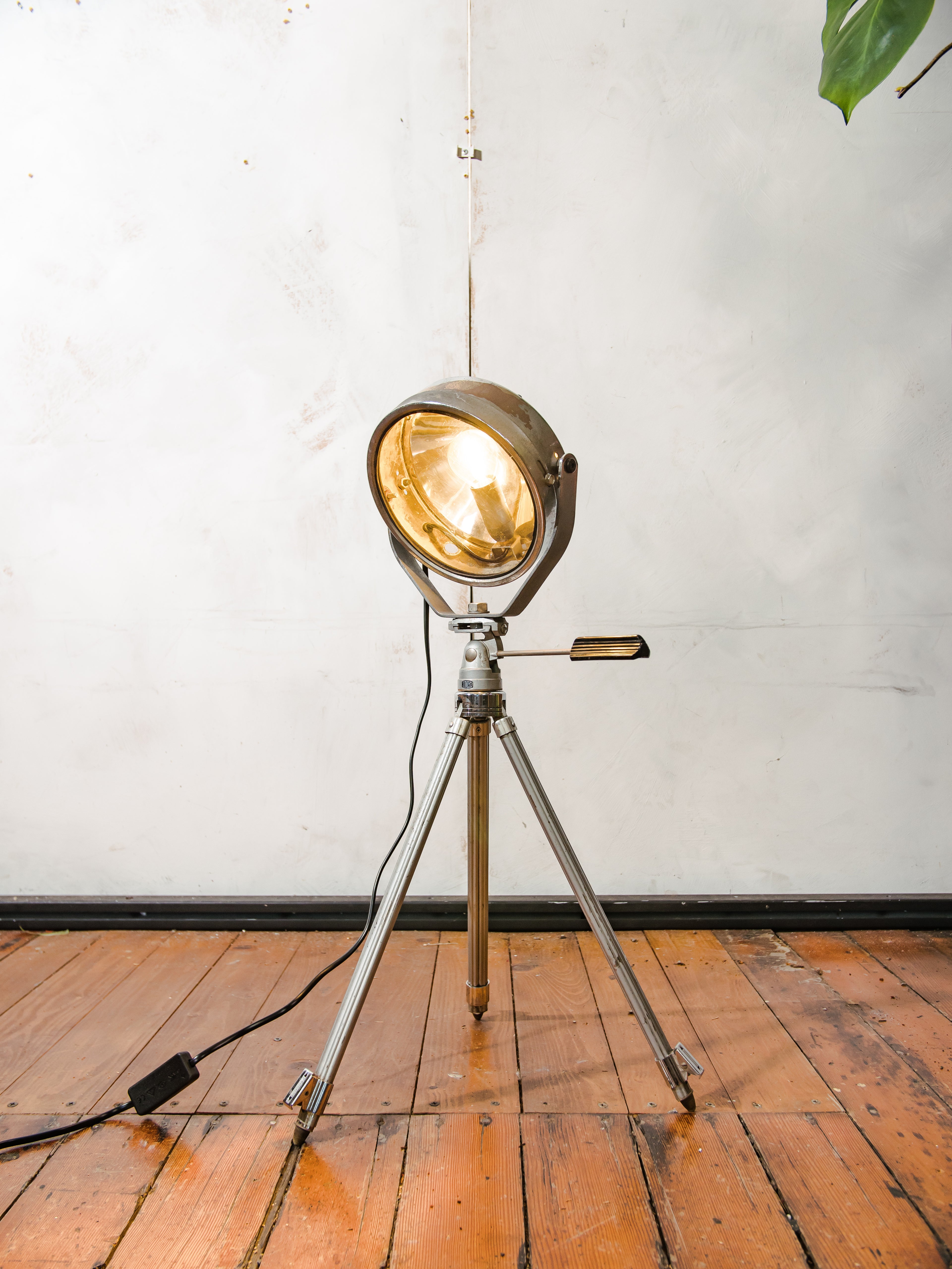Vintage koplamp op een aluminium Bilora fotografie statief, oude autovloerlamp, kan worden omgebouwd tot bureaulamp