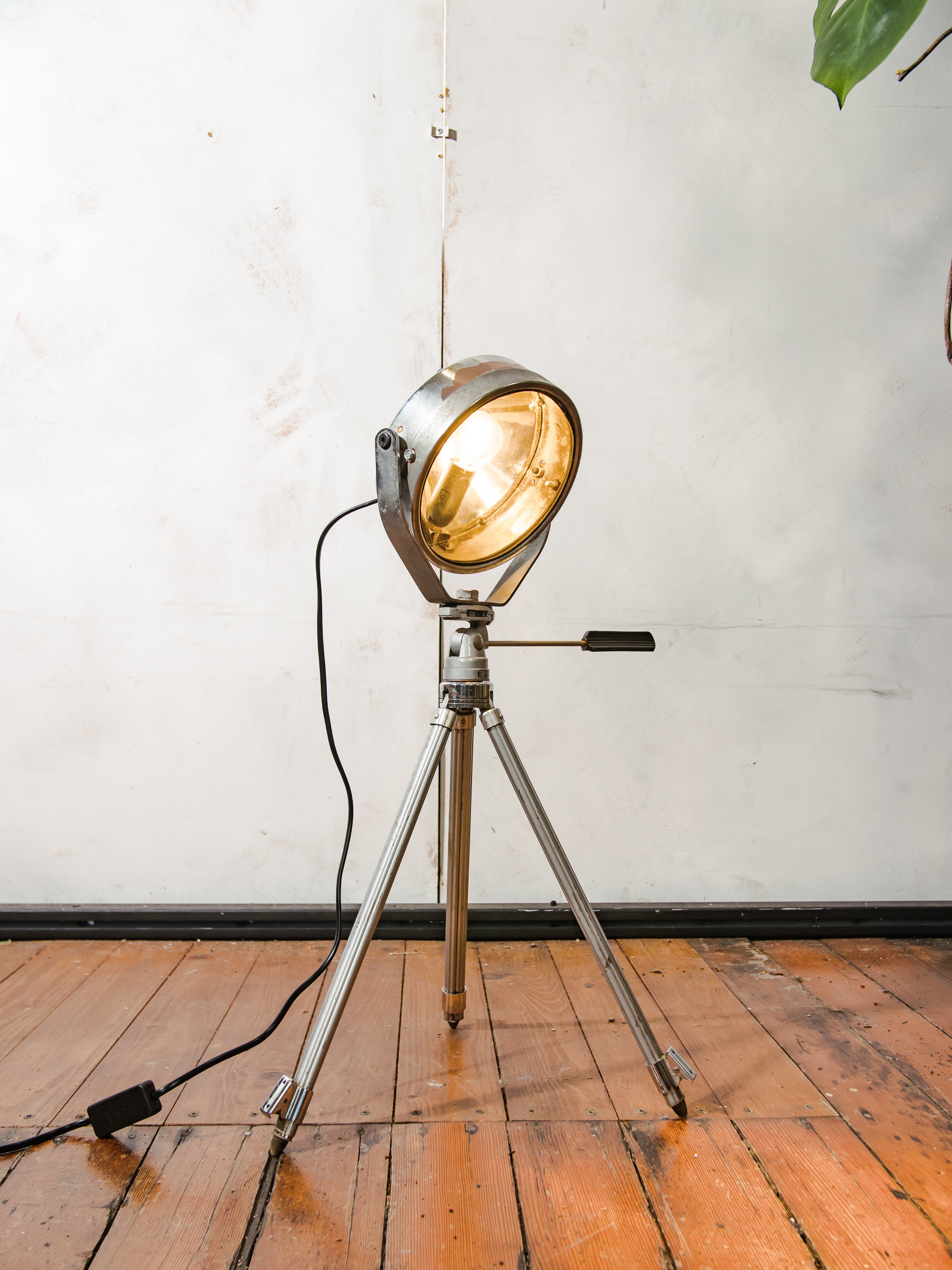 Vintage koplamp op een aluminium Bilora fotografie statief, oude autovloerlamp, kan worden omgebouwd tot bureaulamp