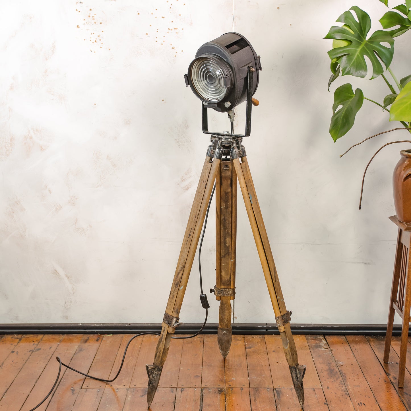 A.E. Cremer Paris Industrial Theater Floor lamp, Black 1950s Film Projector on Wooden Survey Tripod, Loft lighting, French Antique Spotlight
