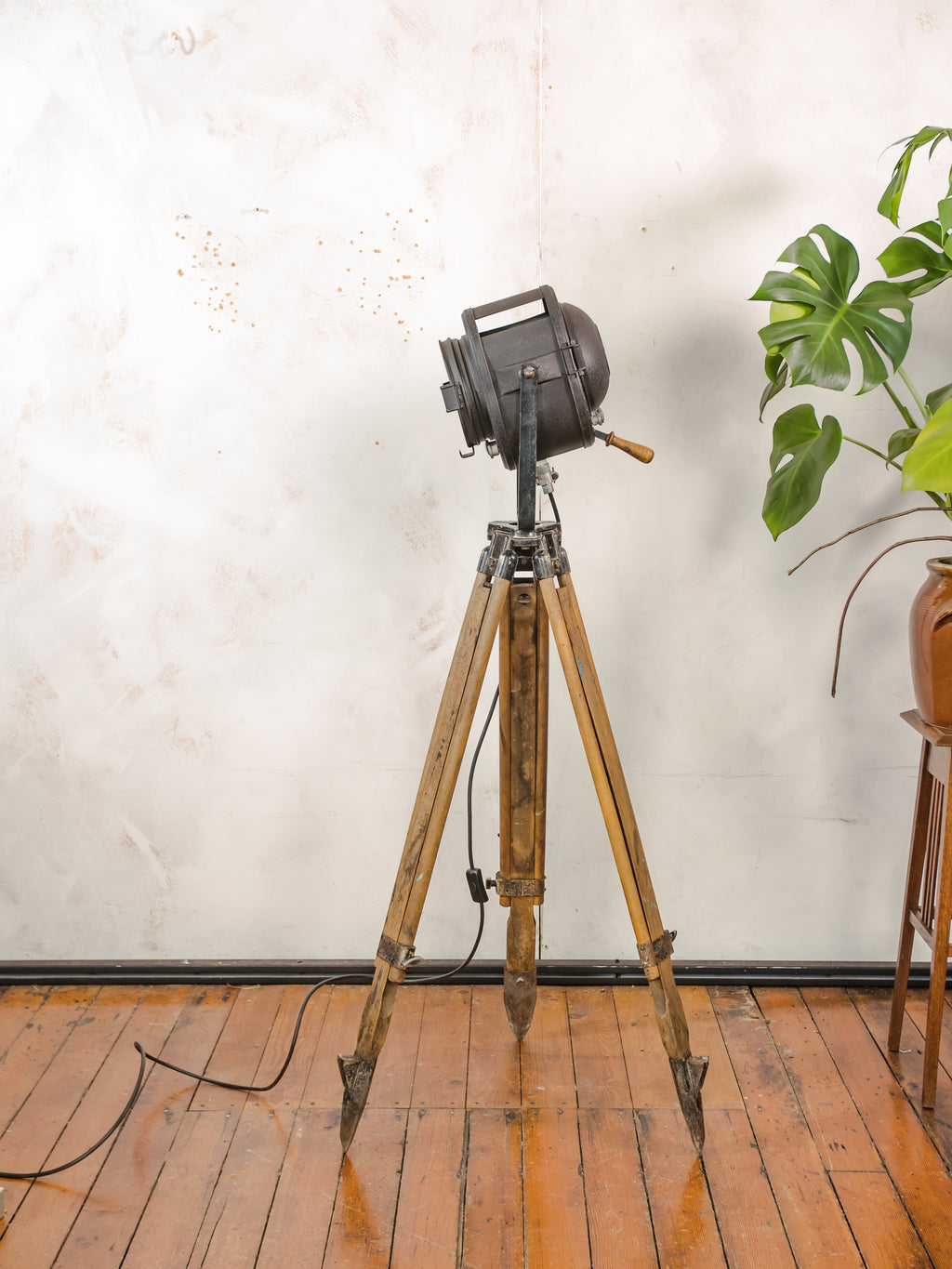A.E. Cremer Paris Industrial Theater Floor lamp, Black 1950s Film Projector on Wooden Survey Tripod, Loft lighting, French Antique Spotlight