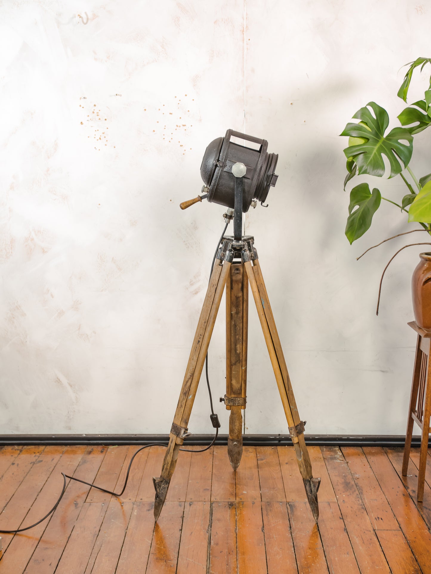 A.E. Cremer Paris Industrial Theater Floor lamp, Black 1950s Film Projector on Wooden Survey Tripod, Loft lighting, French Antique Spotlight