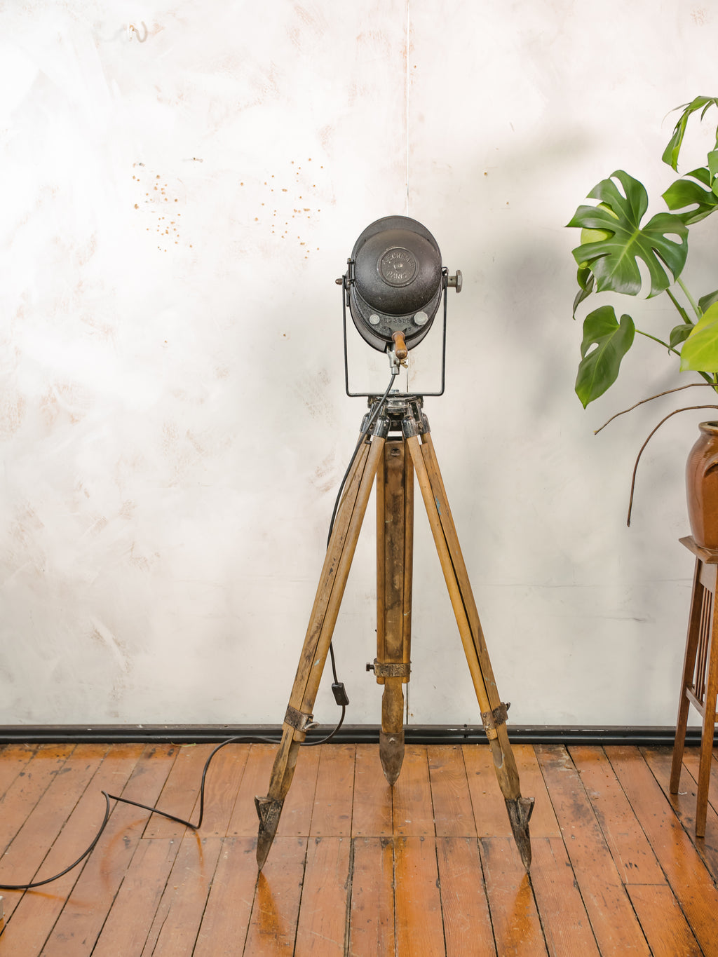A.E. Cremer Paris Industrial Theater Floor lamp, Black 1950s Film Projector on Wooden Survey Tripod, Loft lighting, French Antique Spotlight