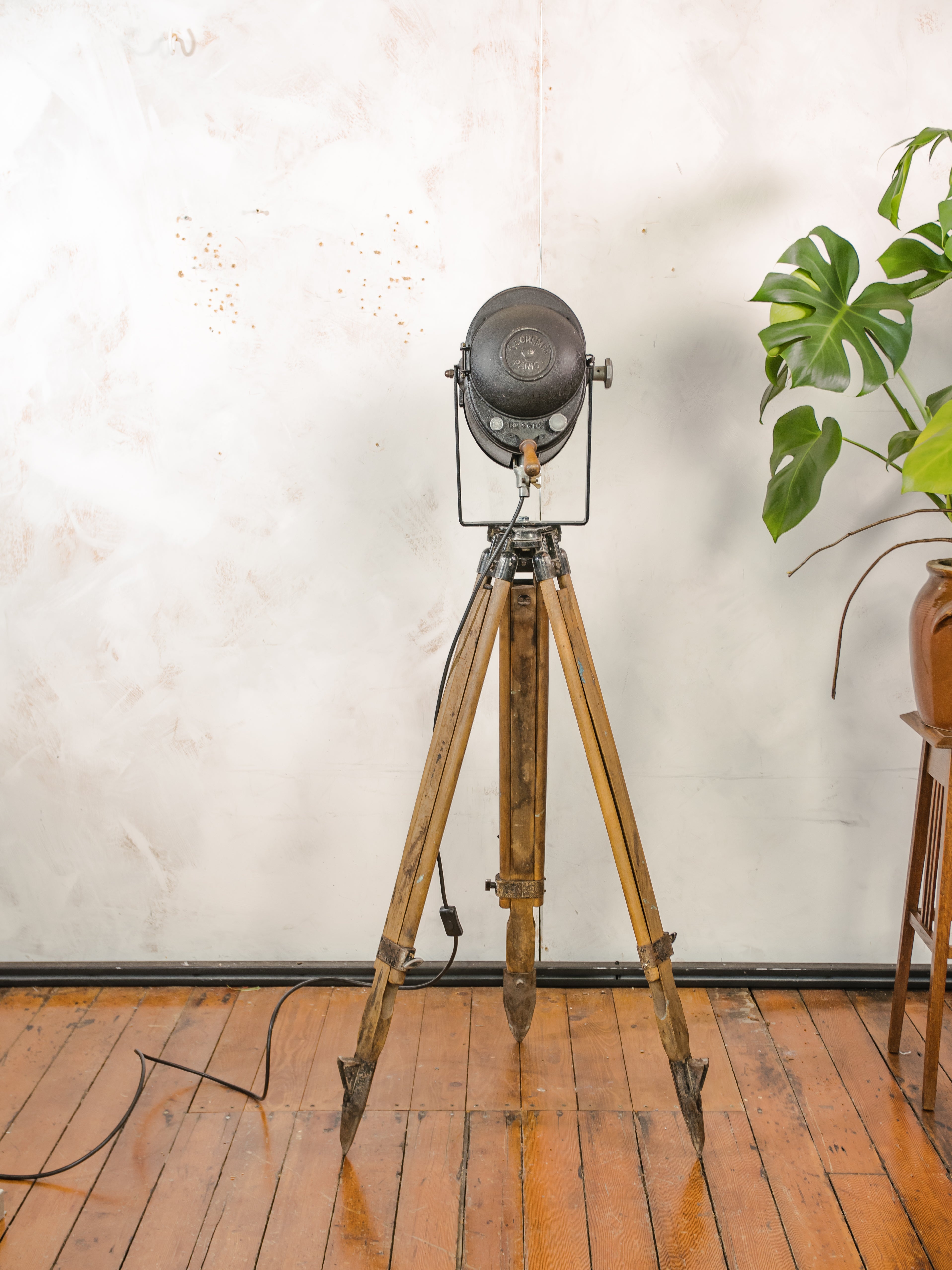 A.E. Cremer Paris Industrial Theater Floor lamp, Black 1950s Film Projector on Wooden Survey Tripod, Loft lighting, French Antique Spotlight