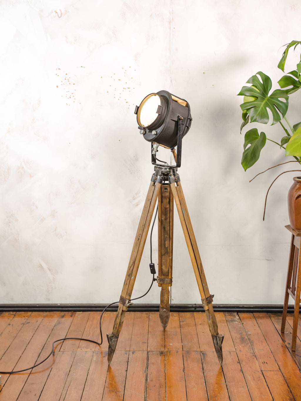 A.E. Cremer Paris Industrial Theater Floor lamp, Black 1950s Film Projector on Wooden Survey Tripod, Loft lighting, French Antique Spotlight