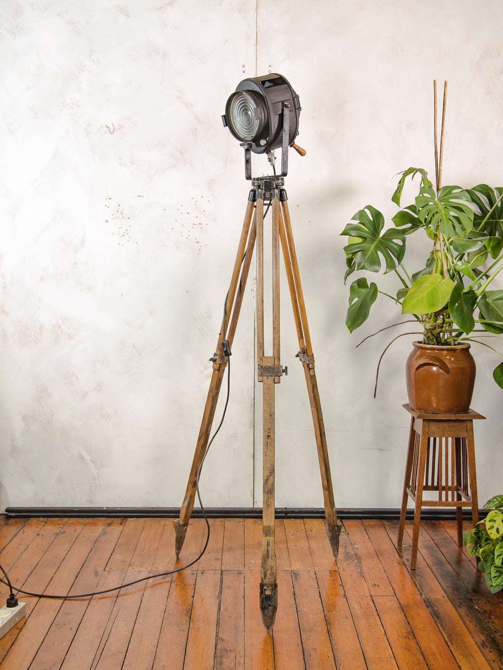 A.E. Cremer Paris Industrial Theater Floor lamp, Black 1950s Film Projector on Wooden Survey Tripod, Loft lighting, French Antique Spotlight