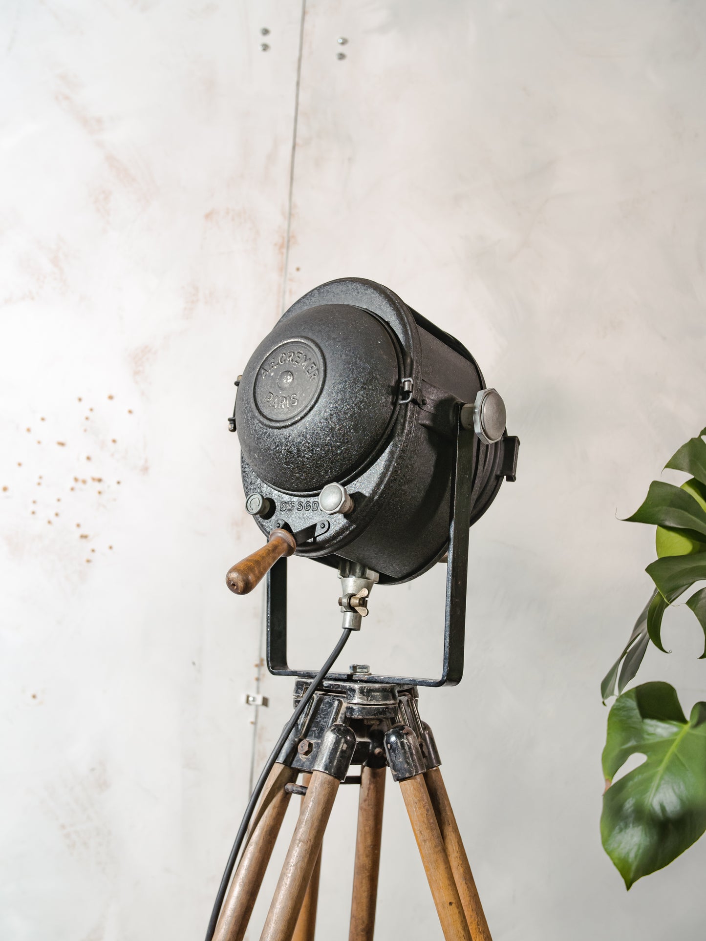 A.E. Cremer Paris Industrial Theater Floor lamp, Black 1950s Film Projector on Wooden Survey Tripod, Loft lighting, French Antique Spotlight