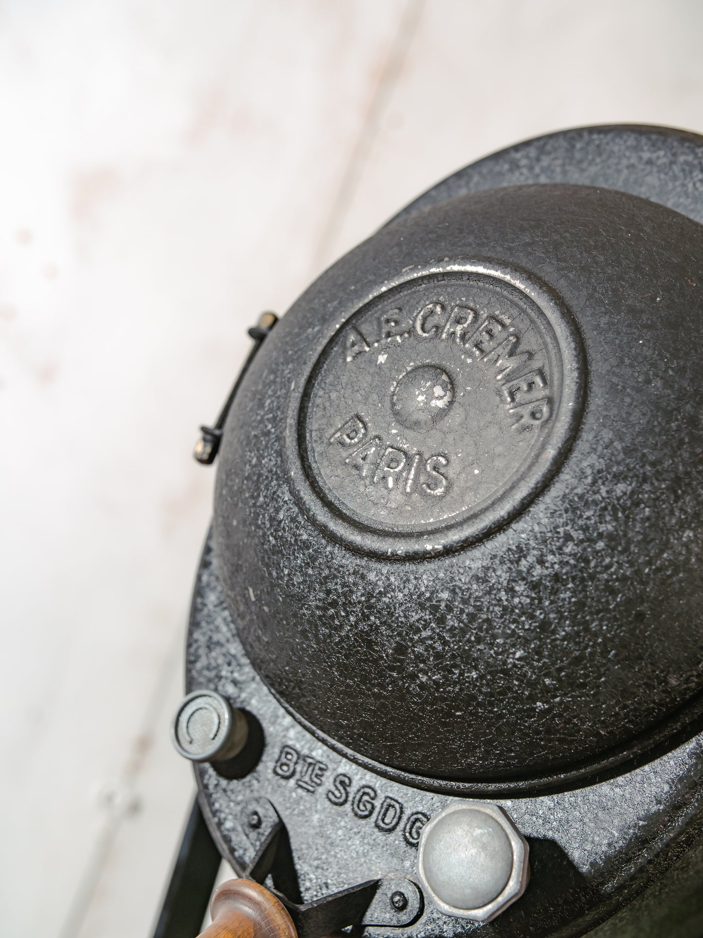 A.E. Cremer Paris Industrial Theater Floor lamp, Black 1950s Film Projector on Wooden Survey Tripod, Loft lighting, French Antique Spotlight