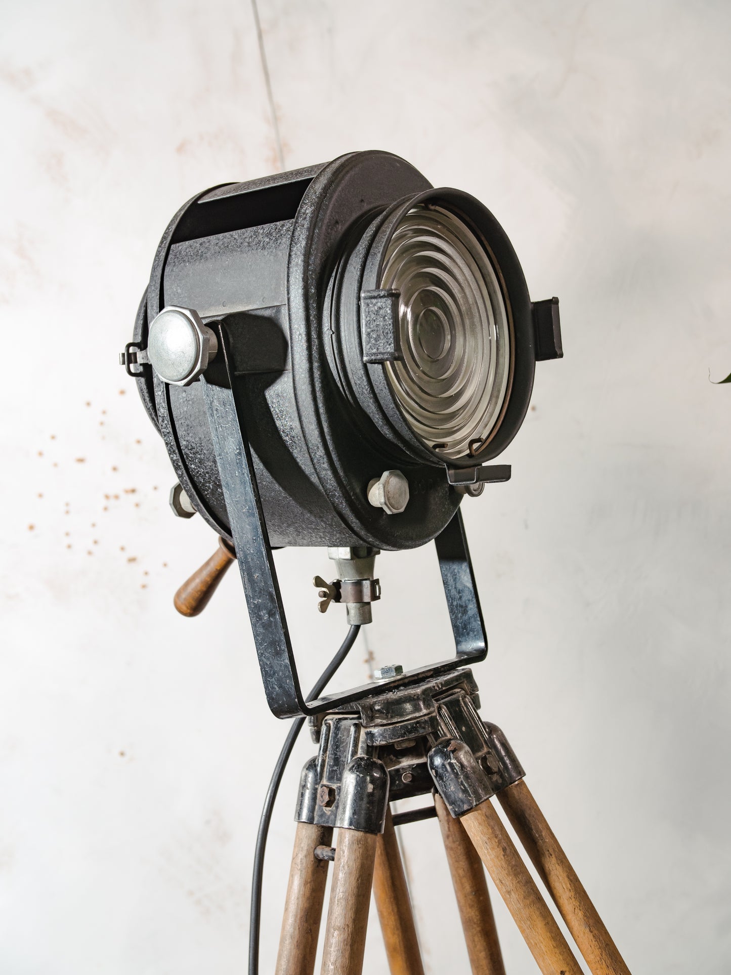 A.E. Cremer Paris Industrial Theater Floor lamp, Black 1950s Film Projector on Wooden Survey Tripod, Loft lighting, French Antique Spotlight