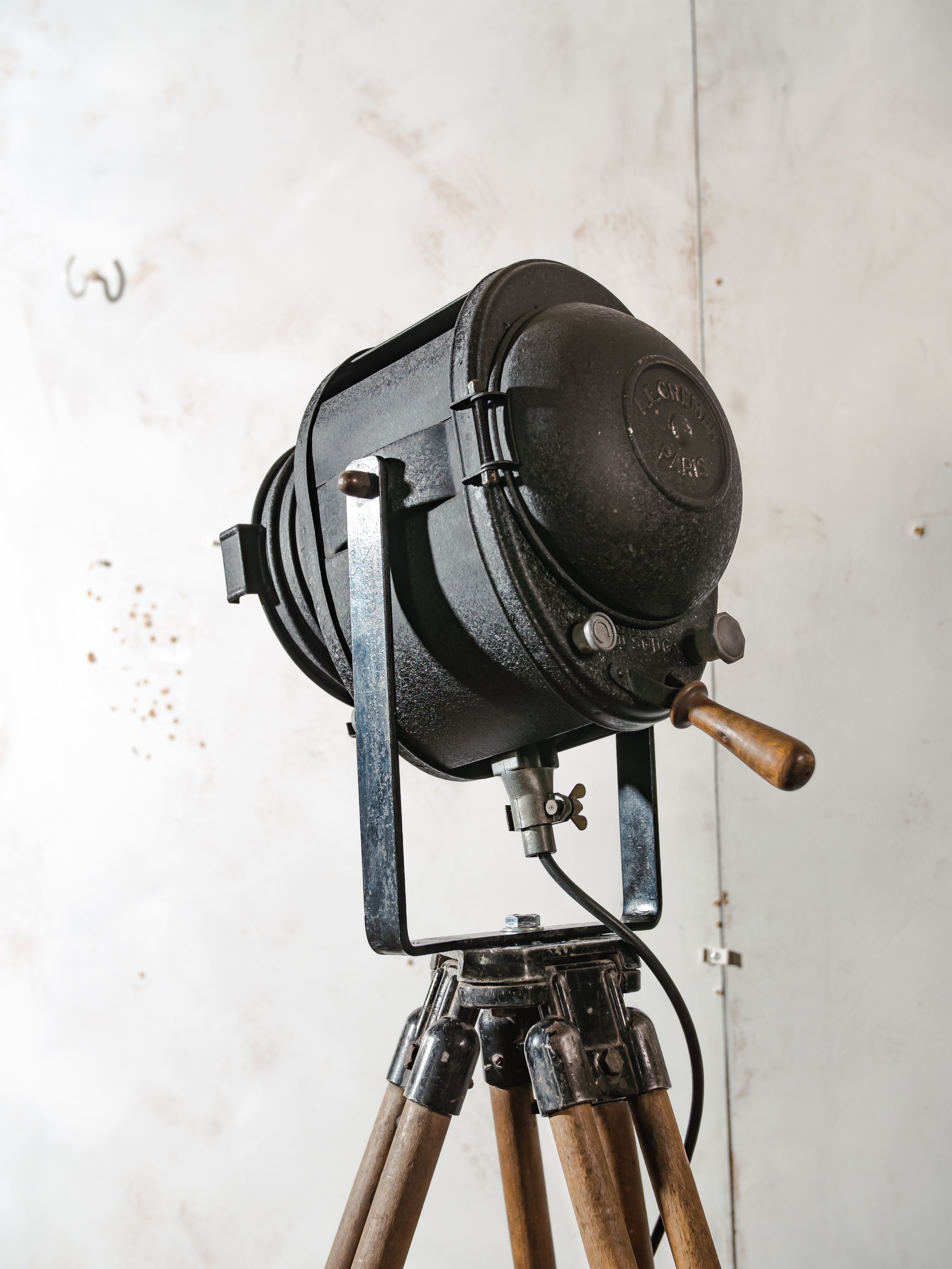 A.E. Cremer Paris Industrial Theater Floor lamp, Black 1950s Film Projector on Wooden Survey Tripod, Loft lighting, French Antique Spotlight