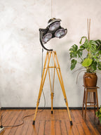 Zwarte staande lamp met 3 standen voor een ziekenhuis, gerecyclede MCM-spot op een statief van houten krukken, retro-operatiekamerverlichting in Loft & Studio