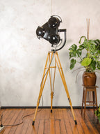 Zwarte staande lamp met 3 standen voor een ziekenhuis, gerecyclede MCM-spot op een statief van houten krukken, retro-operatiekamerverlichting in Loft & Studio