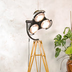 Zwarte staande lamp met 3 standen voor een ziekenhuis, gerecyclede MCM-spot op een statief van houten krukken, retro-operatiekamerverlichting in Loft & Studio
