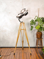 Zwarte staande lamp met 3 standen voor een ziekenhuis, gerecyclede MCM-spot op een statief van houten krukken, retro-operatiekamerverlichting in Loft & Studio