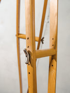 Zwarte staande lamp met 3 standen voor een ziekenhuis, gerecyclede MCM-spot op een statief van houten krukken, retro-operatiekamerverlichting in Loft & Studio