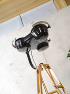 Zwarte staande lamp met 3 standen voor een ziekenhuis, gerecyclede MCM-spot op een statief van houten krukken, retro-operatiekamerverlichting in Loft & Studio