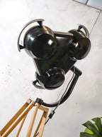 Zwarte staande lamp met 3 standen voor een ziekenhuis, gerecyclede MCM-spot op een statief van houten krukken, retro-operatiekamerverlichting in Loft & Studio