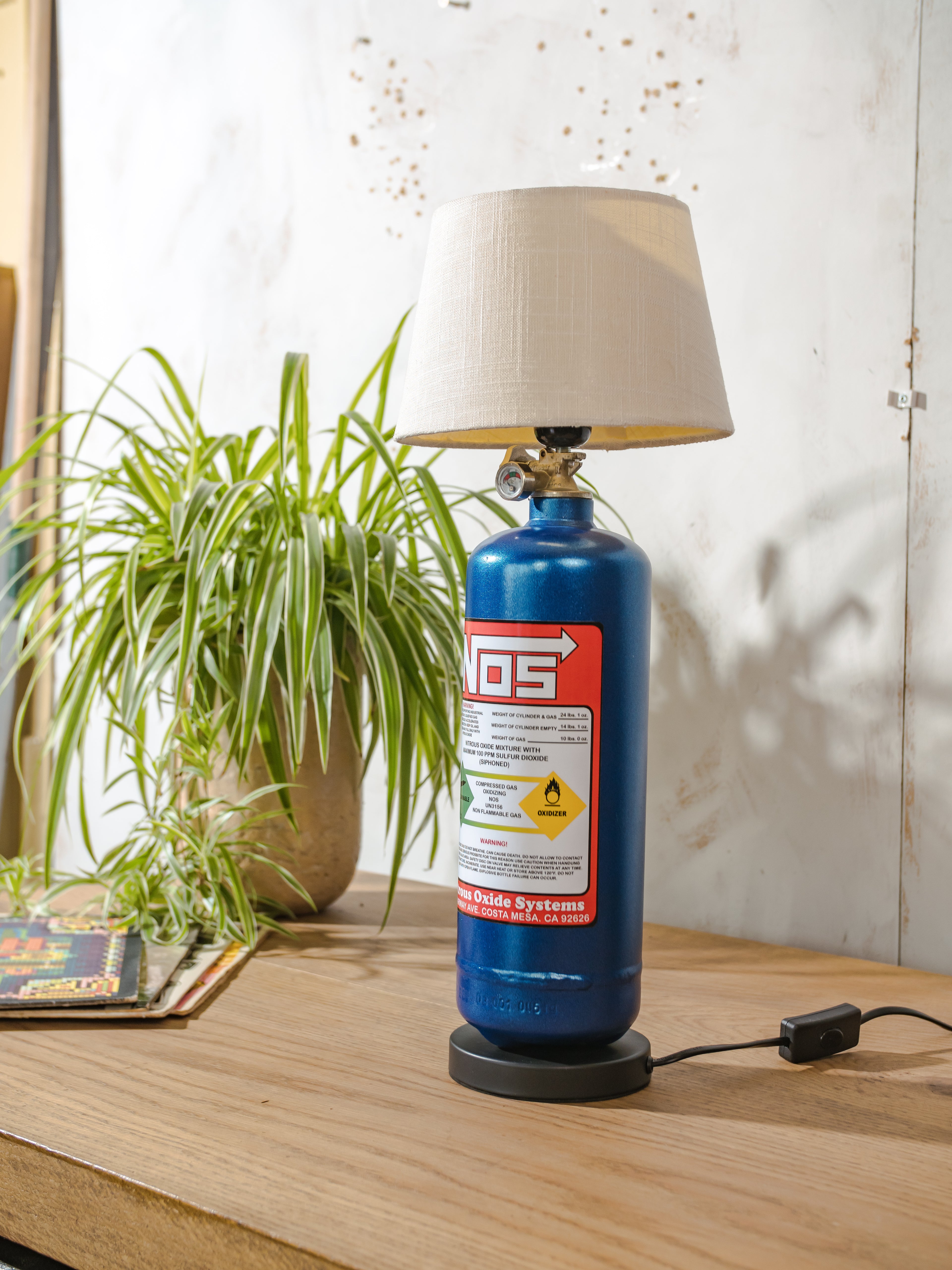 NOS Nitrous metalen bureaulamp van een lachgasfles, geïnspireerd op straatraces, upcycled auto-tuninglamp, cadeau voor autoliefhebbers, decoratie in de mancave