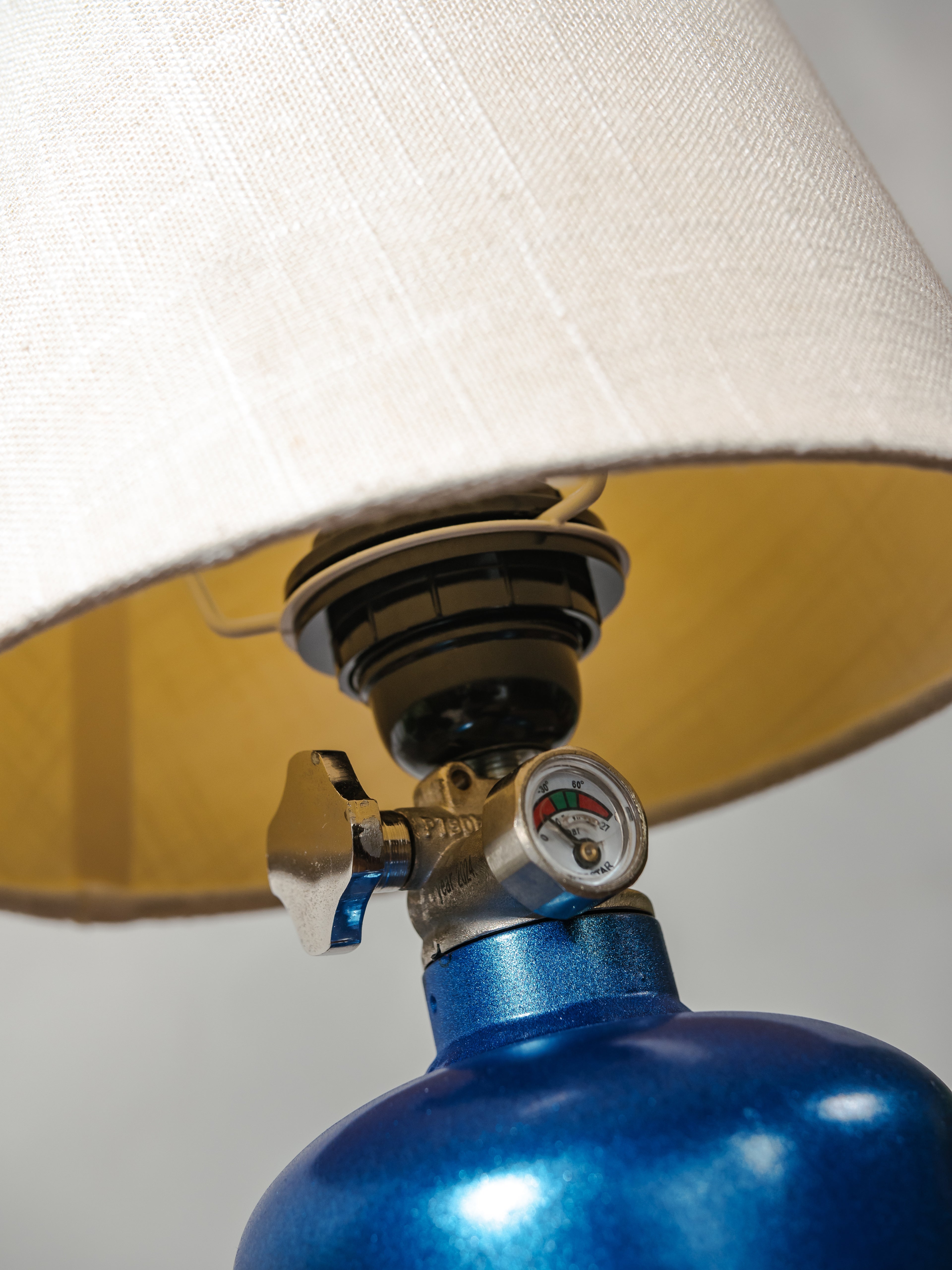 NOS Nitrous metalen bureaulamp van een lachgasfles, geïnspireerd op straatraces, upcycled auto-tuninglamp, cadeau voor autoliefhebbers, decoratie in de mancave