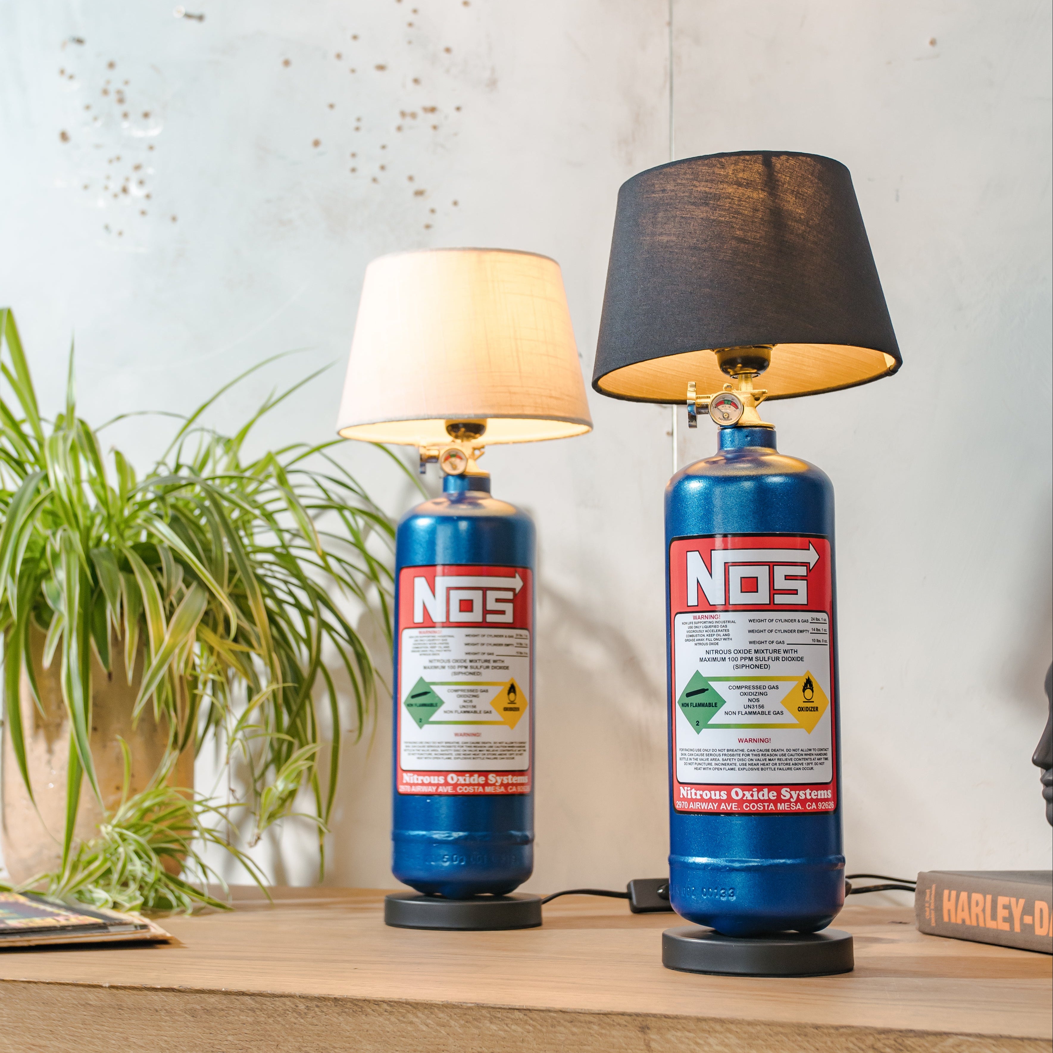 NOS Nitrous metalen bureaulamp van een lachgasfles, geïnspireerd op straatraces, upcycled auto-tuninglamp, cadeau voor autoliefhebbers, decoratie in de mancave