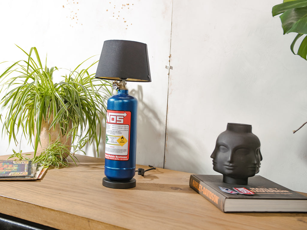NOS Nitrous metalen bureaulamp van een lachgasfles, geïnspireerd op straatraces, upcycled auto-tuninglamp, cadeau voor autoliefhebbers, decoratie in de mancave