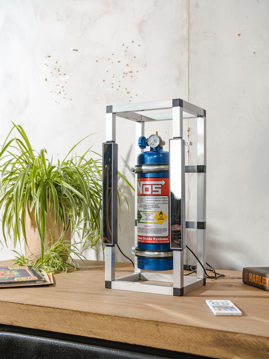 NOS Nitrous Box Cage Lamp, Upcycled Brandblusser Lamp, Wand- of Tafellamp met LED-lichtbalken & Afstandsbediening | Racedecoratie voor Autoliefhebbers