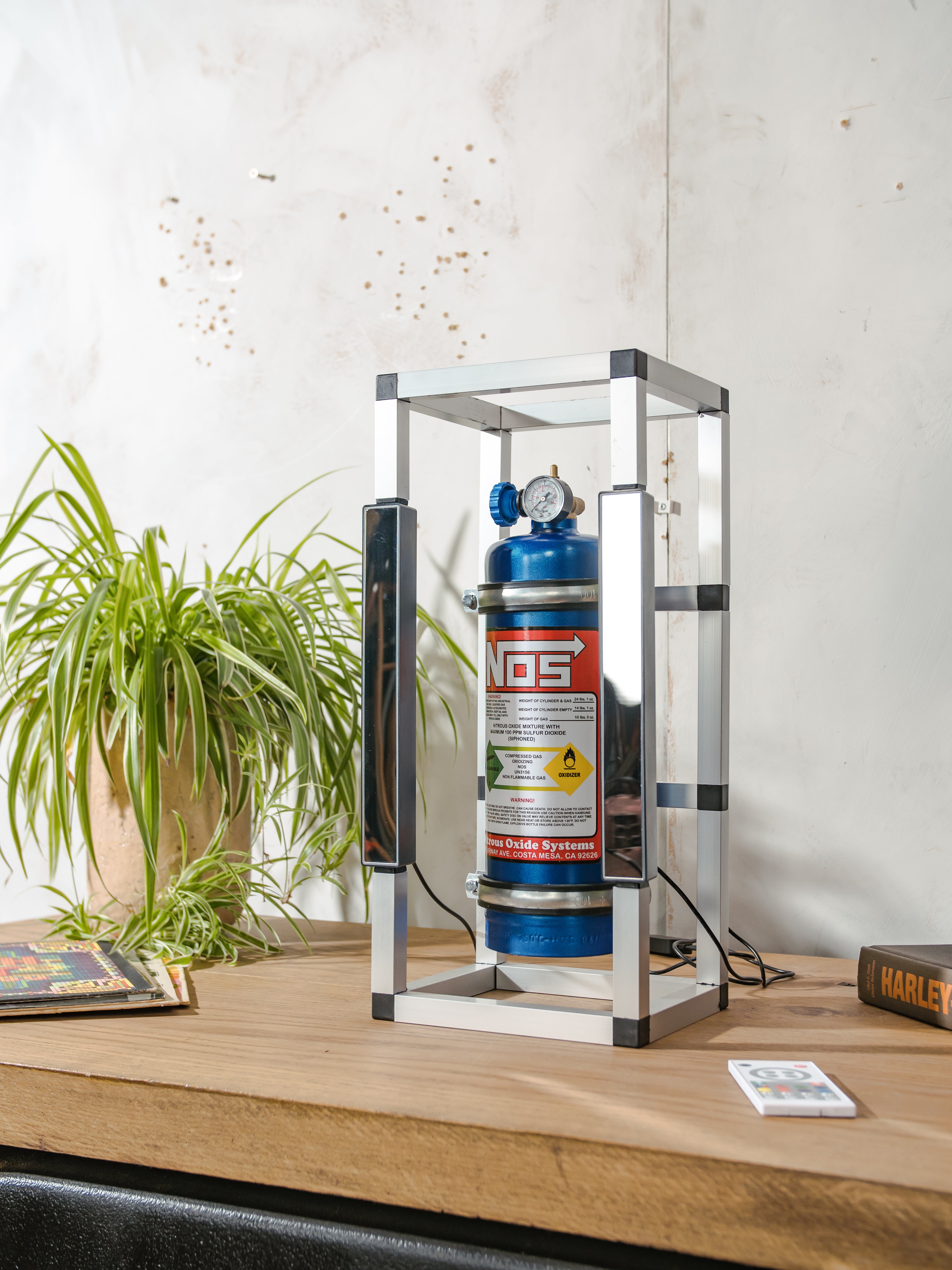 NOS Nitrous Box Cage Lamp, Upcycled Brandblusser Lamp, Wand- of Tafellamp met LED-lichtbalken & Afstandsbediening | Racedecoratie voor Autoliefhebbers