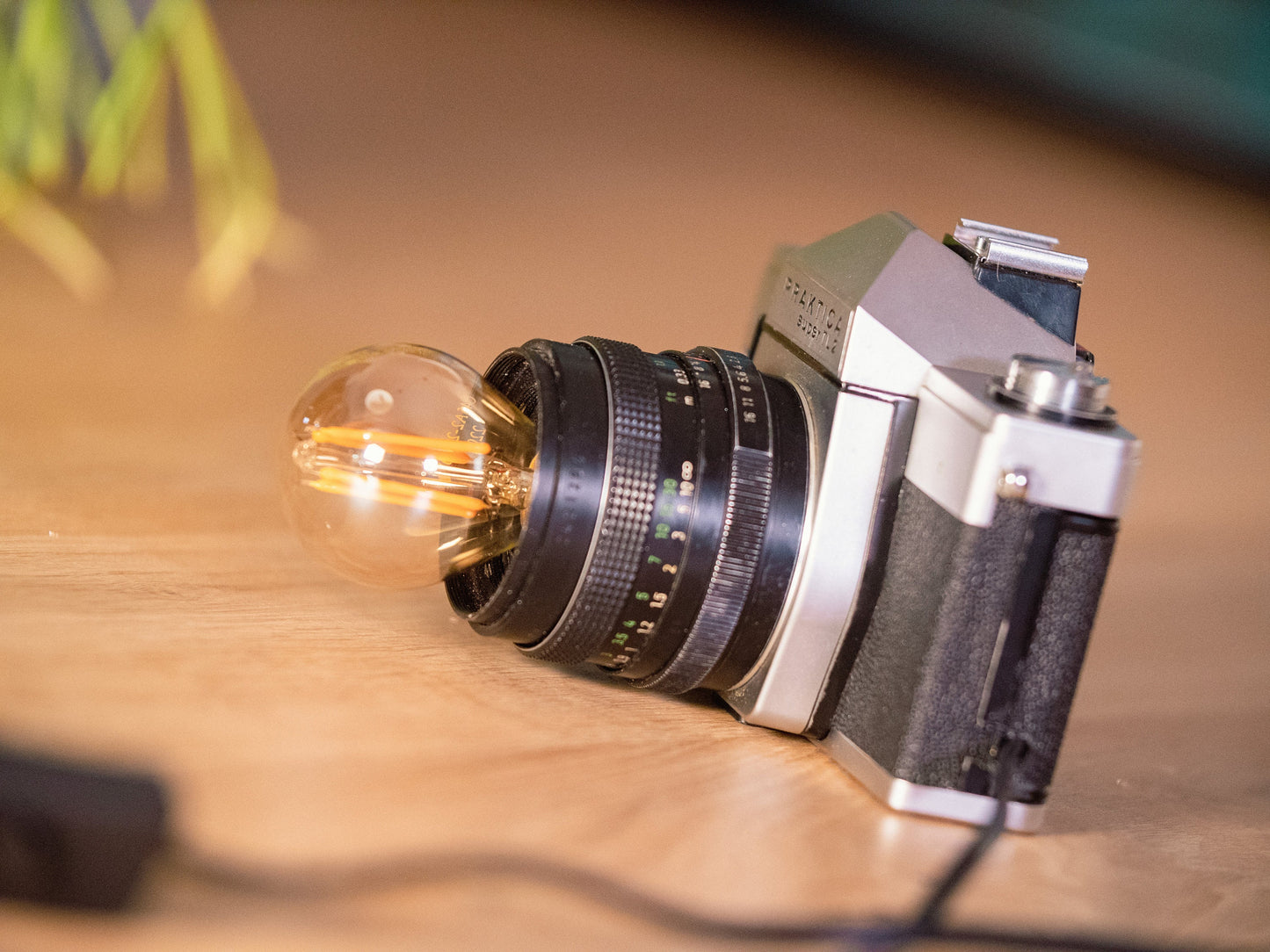 Fotocameralamp, Praktica Super TL2 1970s Cameralamp upcycled SLR in Bedside lamp, Uniek cadeau Fotografie, Unieke verlichting