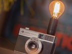 Vintage cameralamp, Agfa Isomat Rapid C jaren 60 camera kinderbedlamp, oude fotocamera tafellamp, cadeau fotograaf, foto bureaulamp