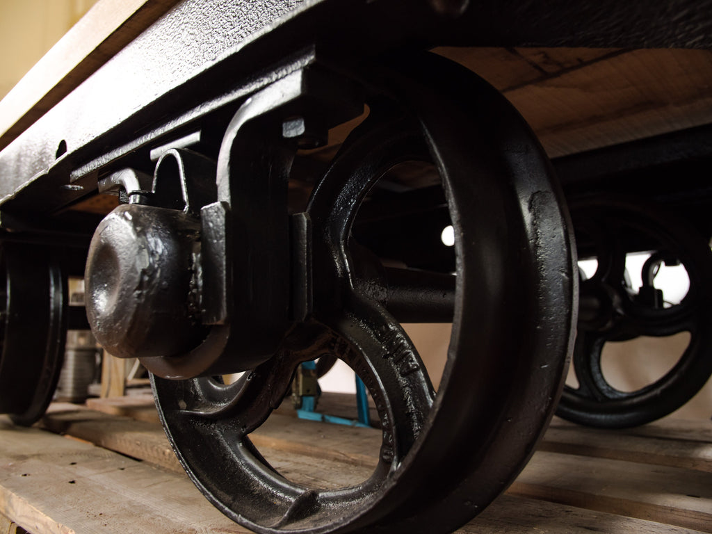 Antieke mijnwagen omgebouwd tot salontafel, jaren 20 Franse Decauville industriële spoorwagon, gietijzer, geborgen fabriekskar met eikenhouten tafelblad