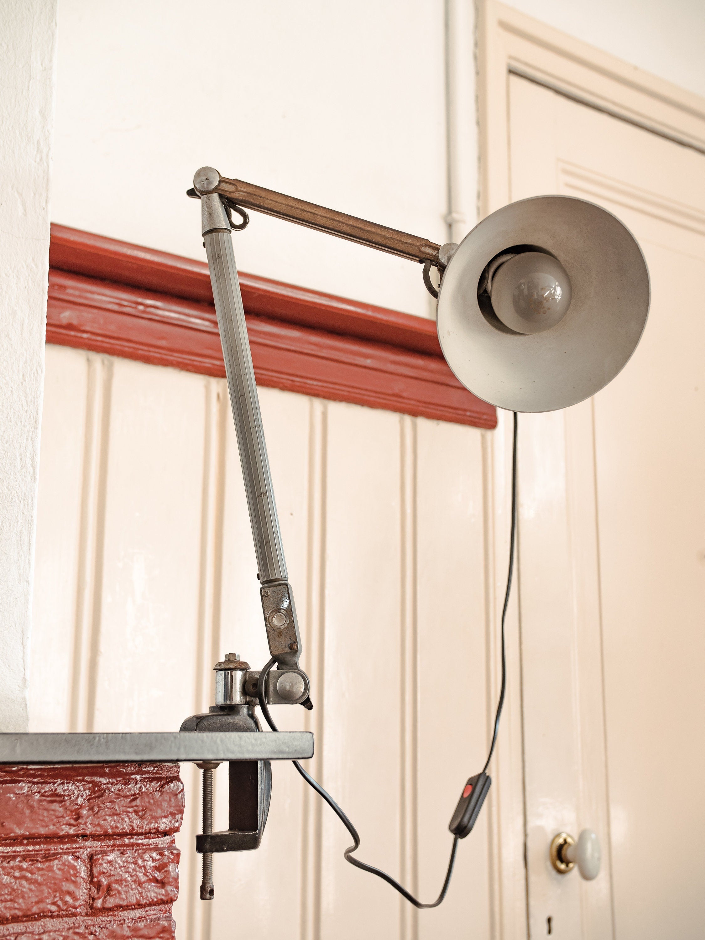 Vintage 2-armige Articulaire lamp uit de jaren 50 Super Chrome Industriële Fabriekswerkplaatslamp met tafelklem