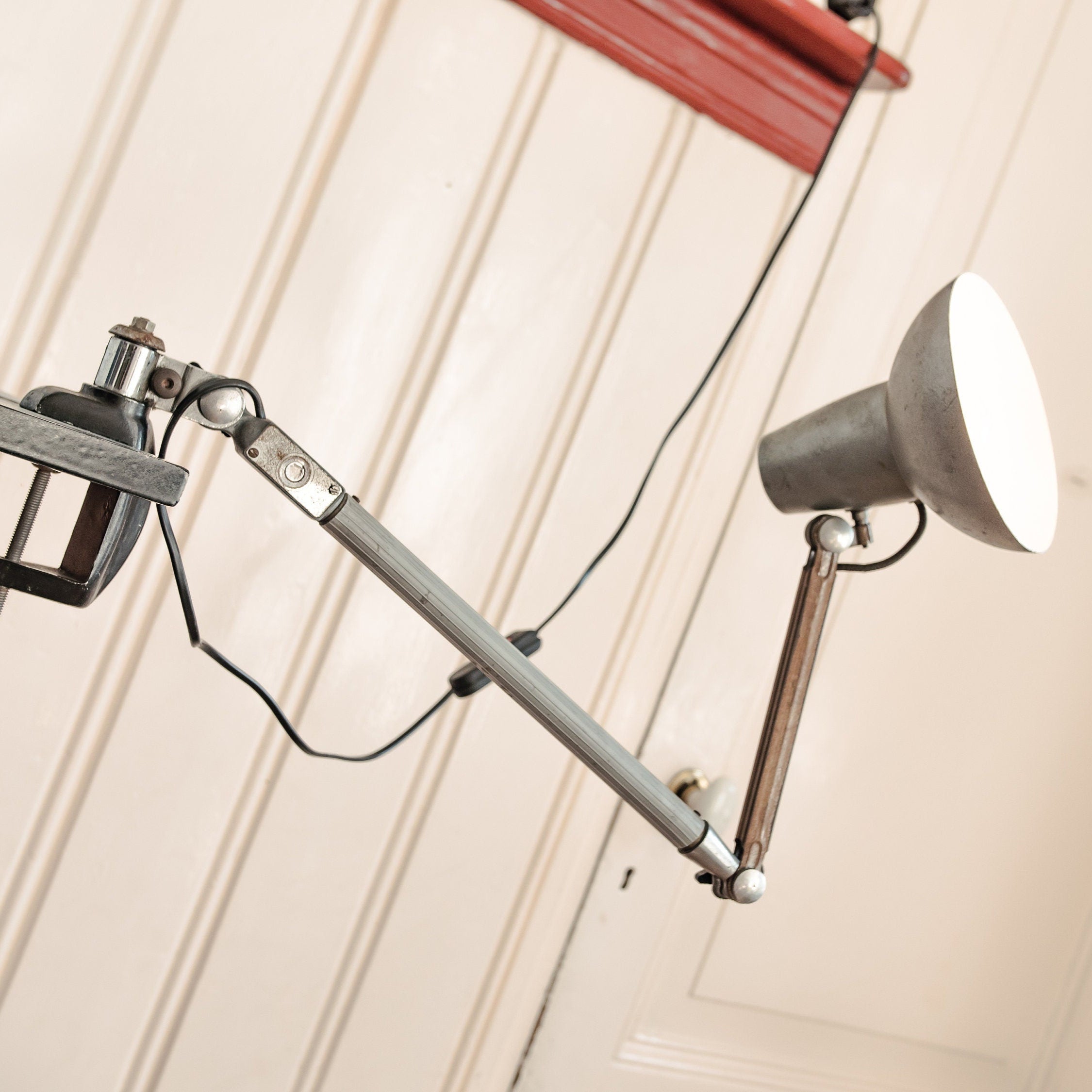 Vintage 2-armige Articulaire lamp uit de jaren 50 Super Chrome Industriële Fabriekswerkplaatslamp met tafelklem