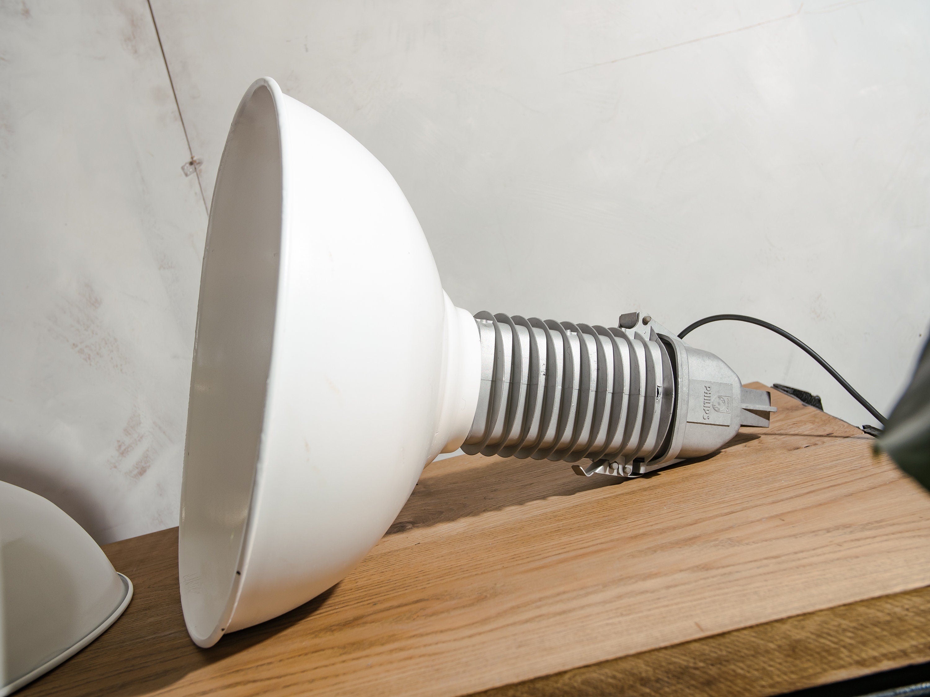 Witte upcycled Philips HDK 250 emaille hanglamp uit de jaren 50, fabriekslamp, hangende schuurlamp voor in de keuken, industriële verlichting voor in de keuken