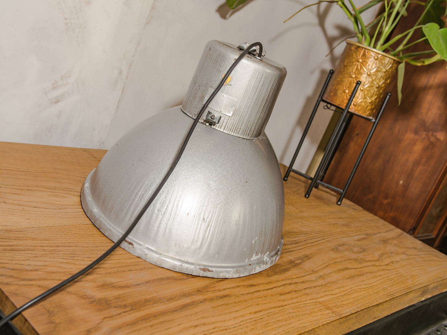 Ovaalvormige grijze grote hanglamp van Predom Mesko jaren 70, industriële hanglamp, patina fabrieksverlichting