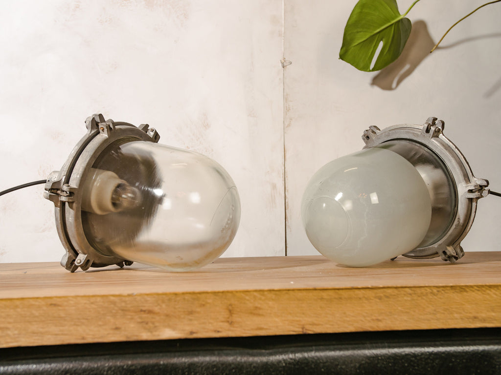 Grote industriële melkglas- en metaalmijnlamp, zware mijnhanglamp, oude bunkerlamp EOW