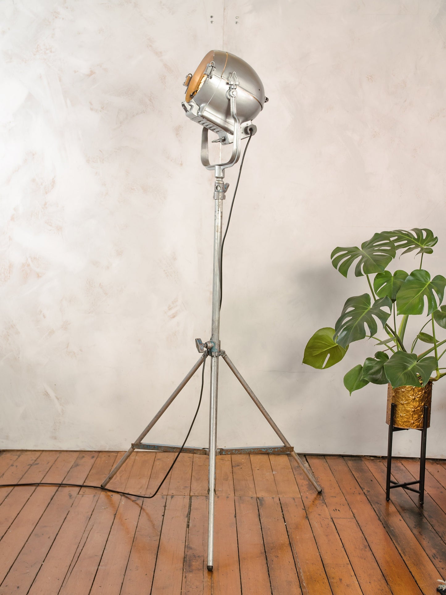 1940s Mole Richardson England, Model Super Pup Gray Hollywood Film Spotlight Floor lamp, Rare Stage light on Vintage Light stand