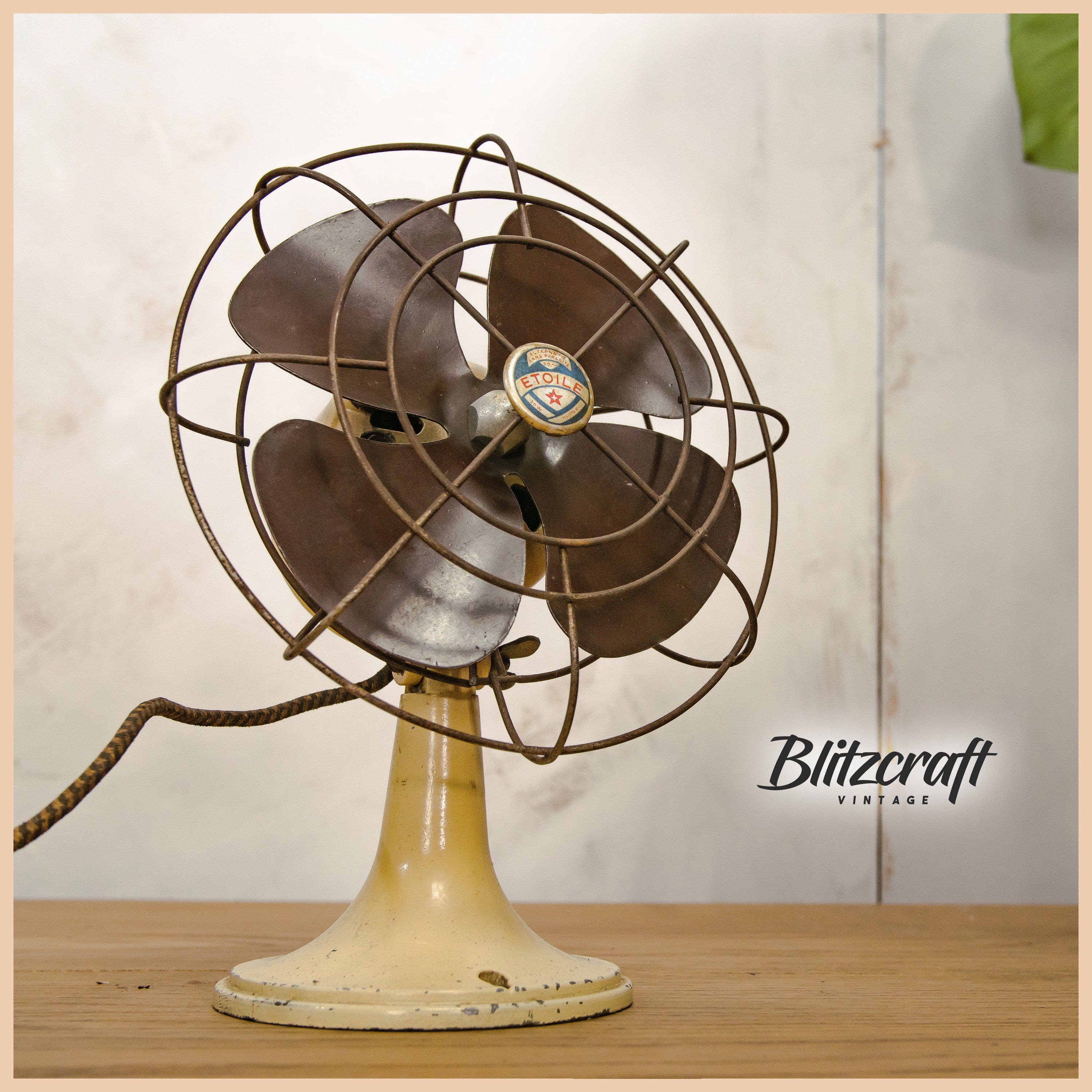 Vintage Franse Etoile-ventilator uit de jaren 50 | Kleine luchtverfrisser Bakeliet 4-bladsblazer, midden vorige eeuw