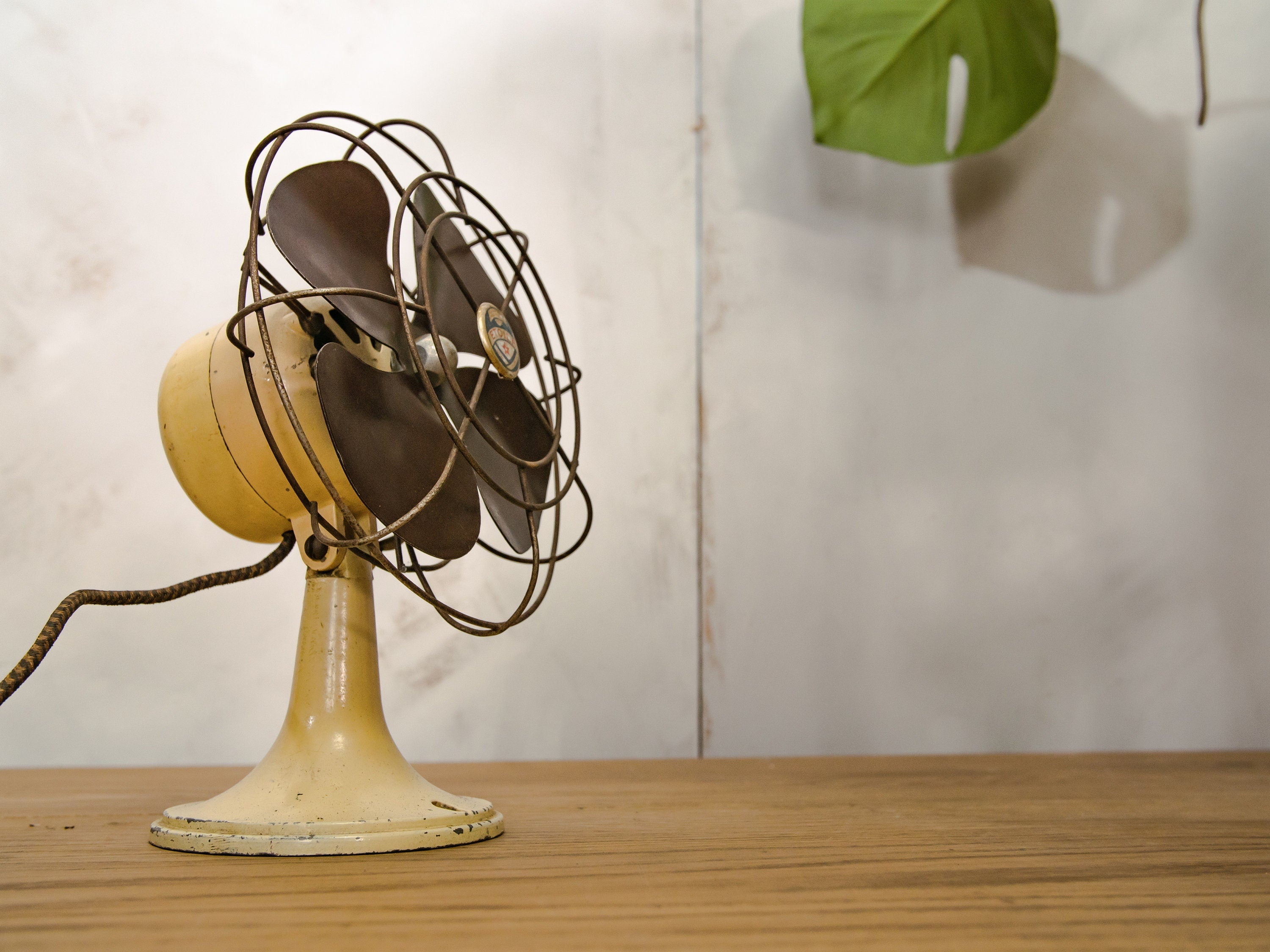 Vintage Franse Etoile-ventilator uit de jaren 50 | Kleine luchtverfrisser Bakeliet 4-bladsblazer, midden vorige eeuw