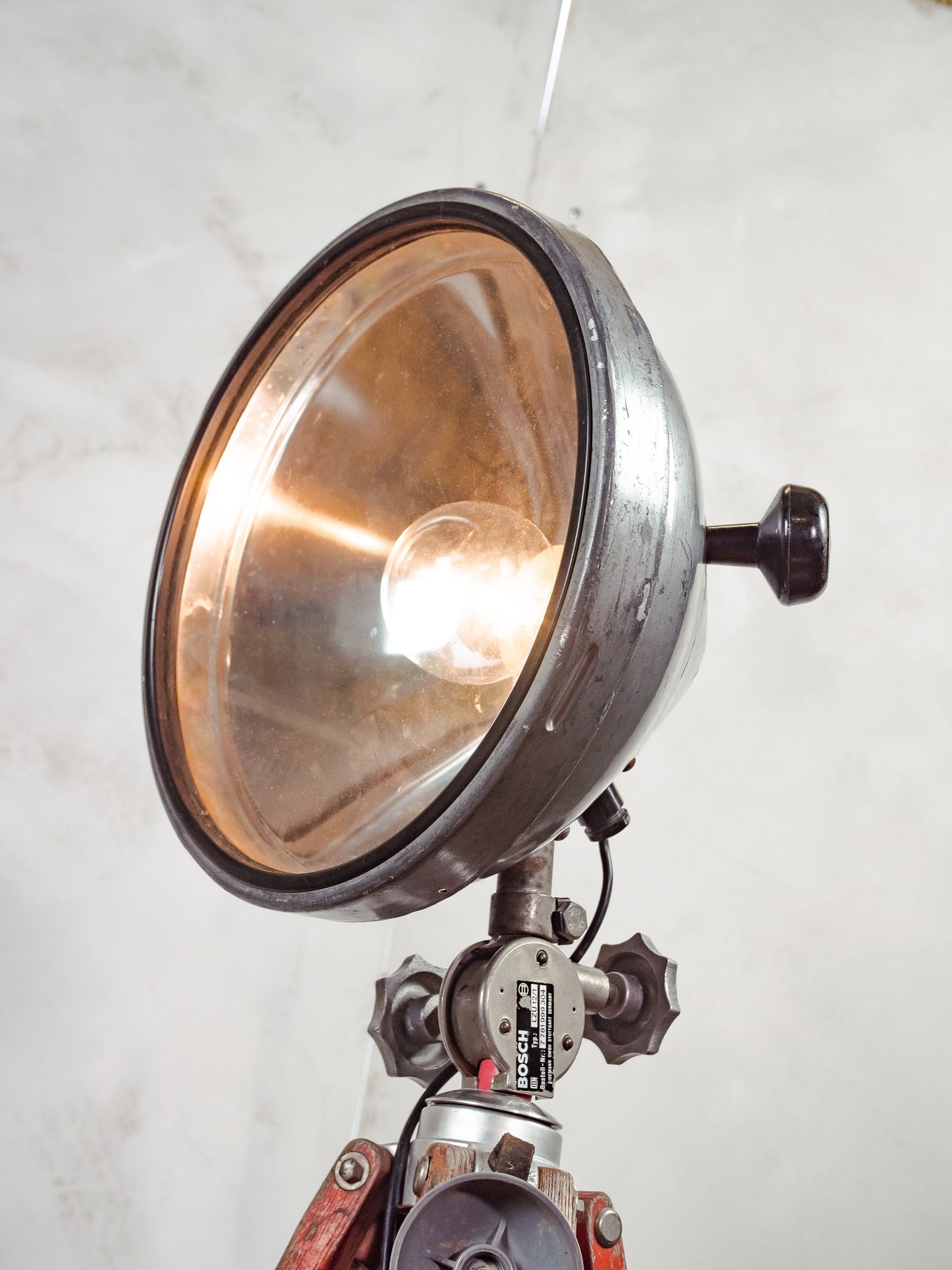 Spotlight Staande lamp Bosch Eisemann Brandweerwagen koplamp op Houten Landmeetkundige Statief, Man cave Decor, Rustieke Zoeklicht Staande lamp