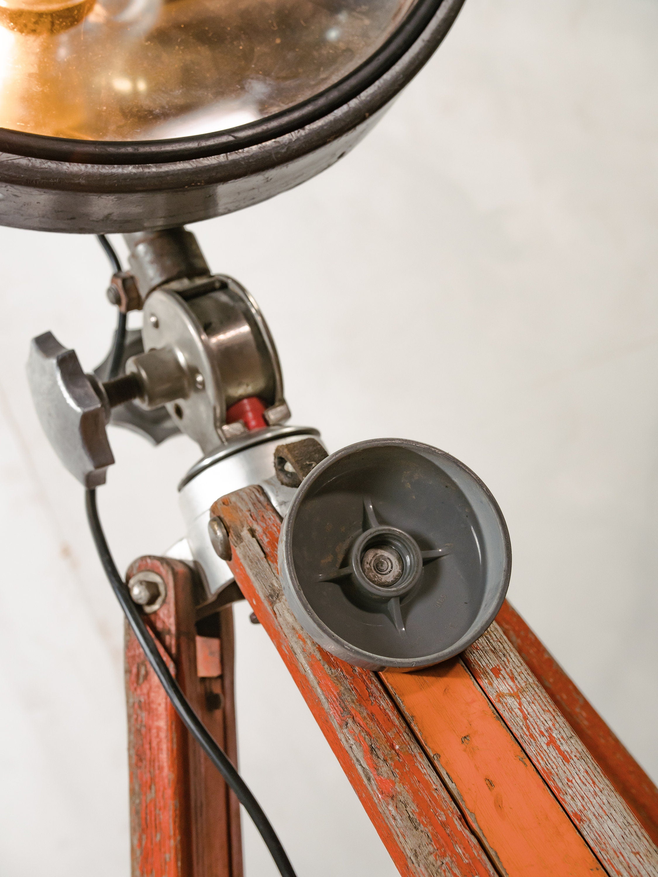 Spotlight Staande lamp Bosch Eisemann Brandweerwagen koplamp op Houten Landmeetkundige Statief, Man cave Decor, Rustieke Zoeklicht Staande lamp