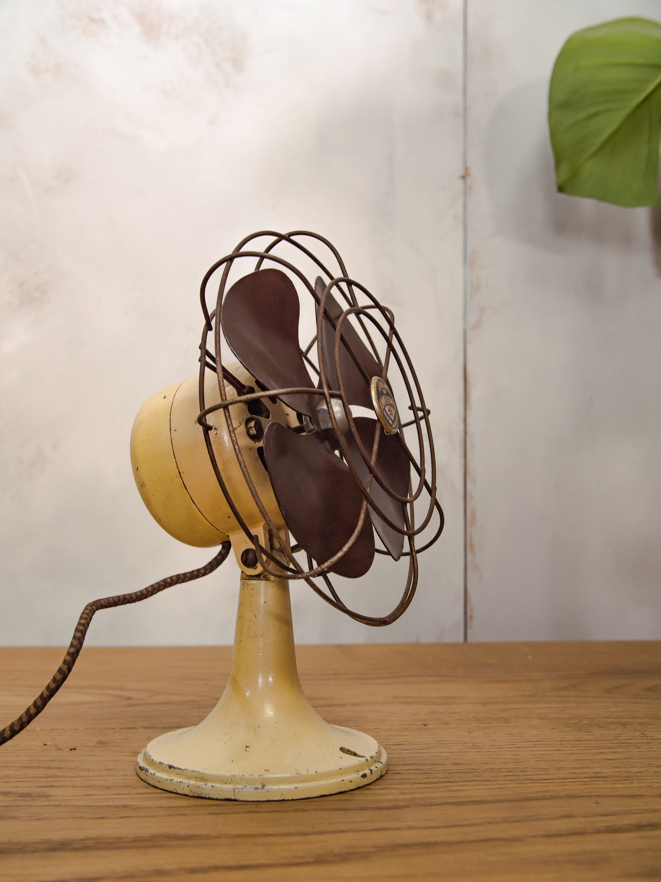 Vintage Franse Etoile-ventilator uit de jaren 50 | Kleine luchtverfrisser Bakeliet 4-bladsblazer, midden vorige eeuw