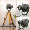 Zwarte theaterspot uit de jaren 60 Strand Electric Patt 23 op een vintage houten fotografiestatief, de Pipo, retro verstelbare vloerlamp