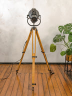 Zwarte theaterspot uit de jaren 60 Strand Electric Patt 23 op een vintage houten fotografiestatief, de Pipo, retro verstelbare vloerlamp