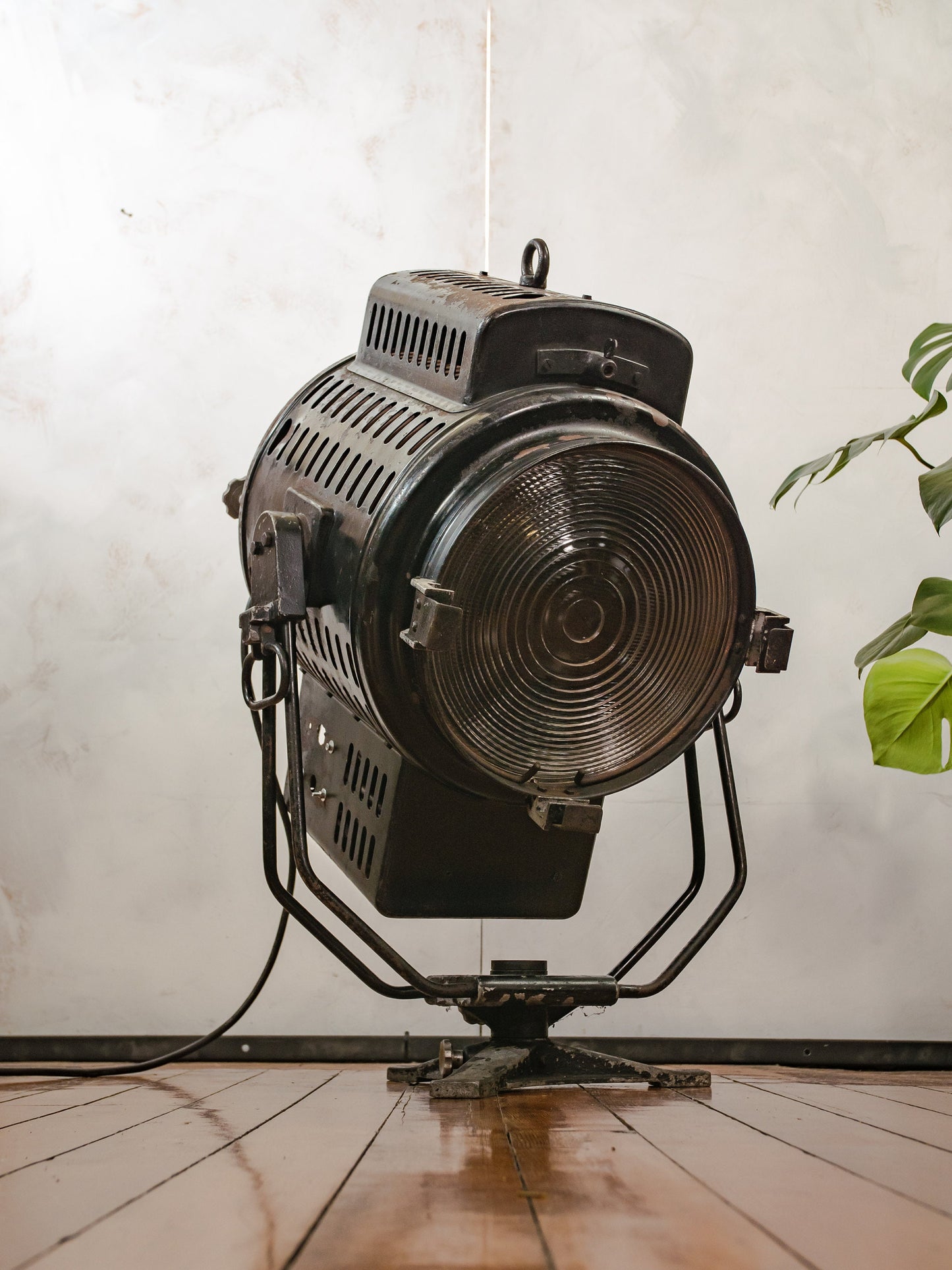 Enorme theaterlamp, 10KW Barrandov 1950s filmspot, zwarte studiolamp, vintage patina Tsjechische videoverlichting, café-restaurant